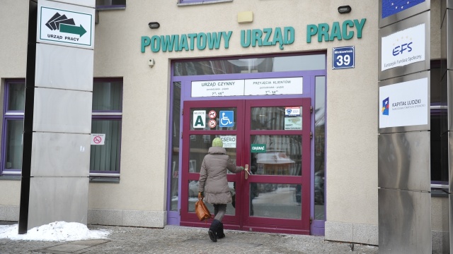Minister Elżbieta Rafalska mówiła w Rozmowie pod krawatem w Radiu Szczecin, że zachodniopomorskie, kujawsko-pomorskie czy warmińsko-mazurskie, w których od lat najwięcej osób nie ma pracy, mogą liczyć na pomoc.