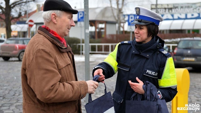 W czwartek i piątek świętują babcie i dziadkowie. Oprócz prezentów od swoich wnucząt, szczecińscy seniorzy otrzymali w czwartek upominki także od... policjantów.