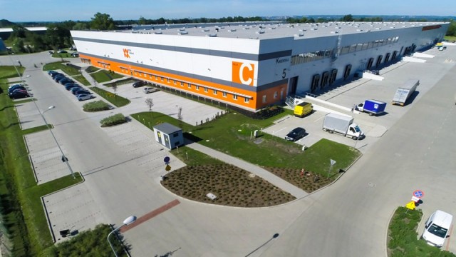 Nawet sto milionów złotych może kosztować budowa hal nowego centrum logistycznego w szczecińskim porcie. W dwóch etapach na terenie Ostrowa Grabowskiego powstaną hale o wielkości 40 tysięcy metrów kwadratowych.