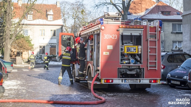 Dziesięć zastępów strażackich gasi ogień w pomieszczeniach gospodarczych w miejscowości Jeziorki w powiecie wałeckim. Ze wstępnych informacji wynika, że nikt tam nie ucierpiał.