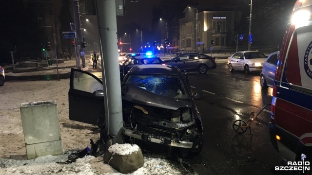 Na skrzyżowaniu Wojska Polskiego z Mickiewicza w kierunku plac Szarych Szeregów - zderzyły się dwa samochody.