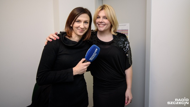 Zaczynała w 2002 roku w programie Idol. Wydała pięć solowych płyt, cztery z nich zdobyły status platynowych. W sobotnich Potyczkach Moniki Pyrek pojawiła się wokalistka, Anna Dąbrowska.