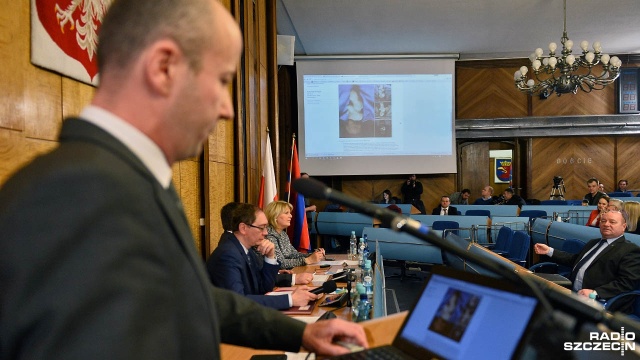 Radny PiS Marek Duklanowski pytał o prace kupione przez szczecińskie stowarzyszenie Zachęta Sztuki. Fotografie artystki pracującej w Akademii Sztuki pokazują penisa z nałożoną na niego nakładką w kształcie imbiru. Zdaniem radnego, problem jest taki, że Zachętę dofinansowuje miasto.