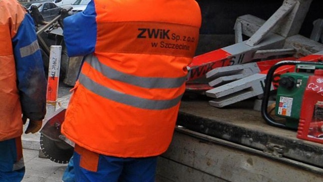 Awaria wodociągowa na ul. Podgórnej w Szczecinie. W środę rano Zakład Wodociągów i Kanalizacji zamknął przejazd ulicą w obu kierunkach i rozpoczął prace przy usuwaniu usterki.
