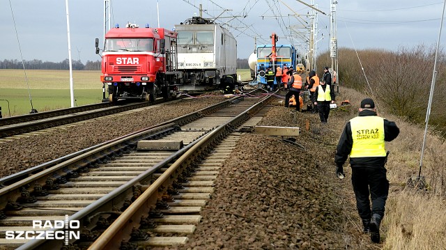Co najmniej do południa w środę potrwa odblokowywanie trasy kolejowej Szczecin-Poznań. We wtorek późnym wieczorem pod Choszcznem wykoleił się pociąg towarowy przewożący puste cysterny. Z szyn wypadła lokomotywa i jeden wagon.
