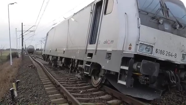 Pociąg towarowy przewożący puste cysterny wykoleił się pod Choszcznem. Z szyn wypadła lokomotywa i jeden wagon, które ugrzęzły pomiędzy dwoma torami. Do zdarzenia doszło we wtorek przed północą. W wypadku nikt nie został ranny.