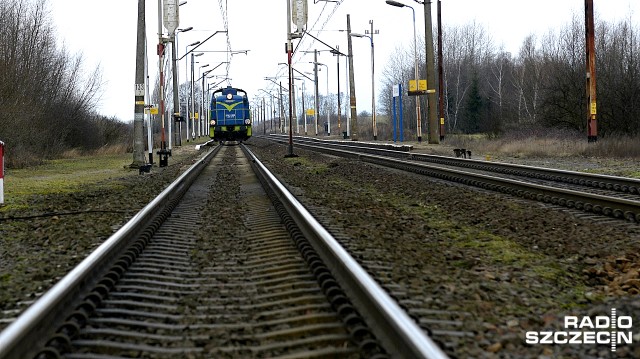 Na trasie kolejowej ze Szczecina do Poznania przez kilka najbliższych dni będą jeszcze utrudnienia. Po tym, jak we wtorek późnym wieczorem pod Choszcznem wykoleił się pociąg towarowy, z szyn wypadła lokomotywa i pusta cysterna, kolejarzom udało się odblokować tylko jeden tor tej linii.