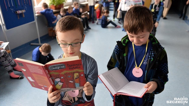 Uczniowie i nauczyciele z podstawówki nr 56 w Szczecinie bili w środę rekord w jednoczesnym czytaniu książek.
