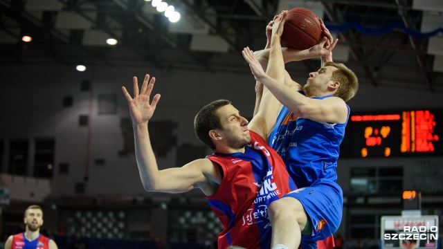 Koszykarze drużyny King Wilki Morskie pokonali Polpharmę Starogard Gdański 83:73 w kolejnym meczu Tauron Basket Ligi. Na początku stycznia szczecinianie wysoko przegrali z tym rywalem w Starogardzie Gdańskim i w środę skutecznie odgryźli się za tamtą wpadkę.