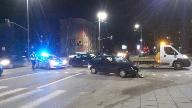 Utrudnienia na ul. Sczanieckiej w Szczecinie. Na zakręcie w kierunku ul. Emilii Plater zderzyły się dwa samochody.
