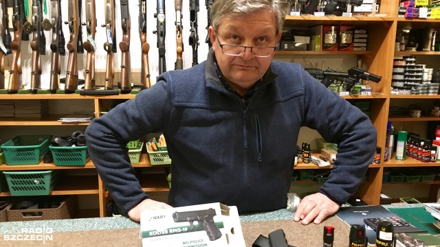 Polacy pracujący w Niemczech zbroją się w szczecińskich sklepach. Proszą rodziny o wysłanie paczek lub sami odwiedzają punkty z militariami i kupują gaz łzawiący, imitacje broni czy paralizatory. Klientami są też Niemcy. Jak mówią sprzedawcy, to ze strachu przed uchodźcami. U nas takie produkty są tańsze. Obawy nasiliły się po serii ataków na kobiety za naszą zachodnią granicą w Sylwestra.