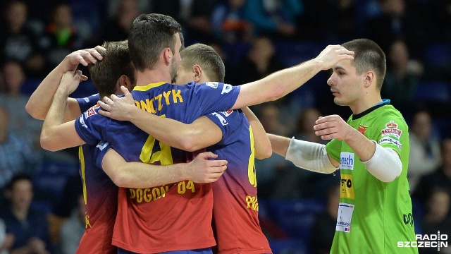 Halowi piłkarze Pogoni 04 zmierzą się w niedzielę z Clearexem Chorzów w kolejnym meczu ekstraklasy futsalu. Podczas tego spotkania szczecinianie po raz pierwszy wystąpią w koszulkach w granatowo-bordowe pasy, w jakich grają na trawiastych boiskach zawodnicy Pogoni.