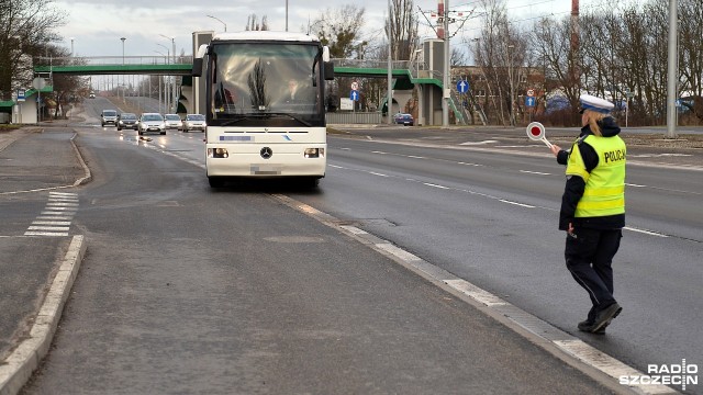 Stan techniczny autokarów mających wieźć dzieci na ferie sprawdzają policjanci ze szczecińskiej drogówki. W niedzielę rano specjalny patrol można było spotkać na ulicy Gdańskiej. To w ramach akcji Bezpieczne ferie.