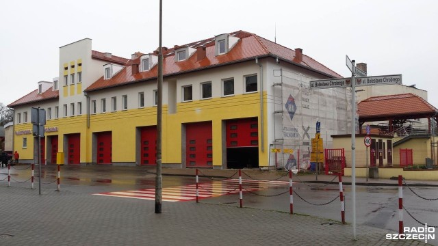 Remont budynku komendy straży pożarnej w Choszcznie dobiega końca. Tyle, że zmodernizowany obiekt wygląda jak... supermarket.