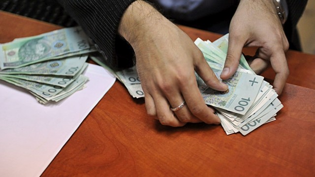 W poniedziałek 1 lutego wszedł w życie podatek bankowy. Muszą go płacić ubezpieczyciele i banki. Rocznie to 0,44 proc. wartości ich aktywów - podaje portal TVN24 Biznes i Świat.