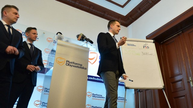 Prawo i Sprawiedliwość oszukało mieszkańców regionu, bo zamiast realizować obietnice z kampanii, przemeblowuje państwo - tak mówią posłowie PO.