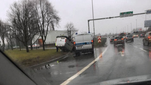 Pada drobny deszcz, nawierzchnie są śliskie, więc trzeba zachować ostrożność.