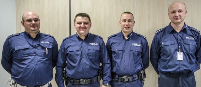 Fantastyczna czwórka policjantów z Choszczna. Uratowali troje dzieci i ich babcię z pożaru.