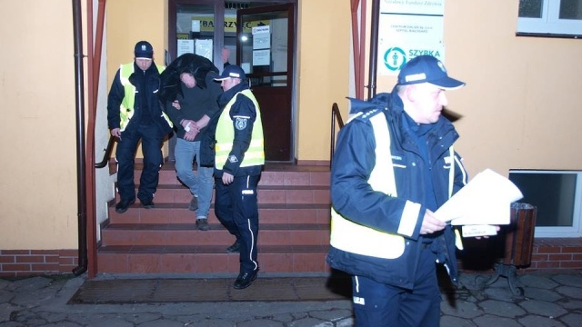 Funkcjonariusze zatrzymali pijanego kierowcę, który okazał się być policjantem. Pijany policjant prowadził samochód, zatrzymali go koledzy z komendy.