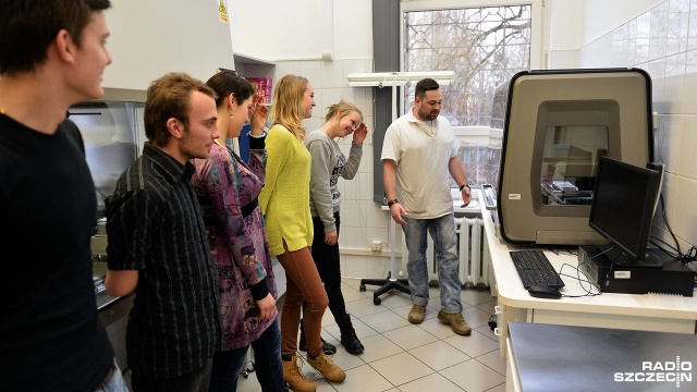Na własne oczy zobaczyli, jak wygląda badanie DNA i identyfikacja szczątków. Grupa ok. 30 uczniów z Technikum Informatycznego przy ul. Mazowieckiej w Szczecinie odwiedziła w środę, w ramach ferii, Katedrę Medycyny Sądowej szpitala na Pomorzanach.