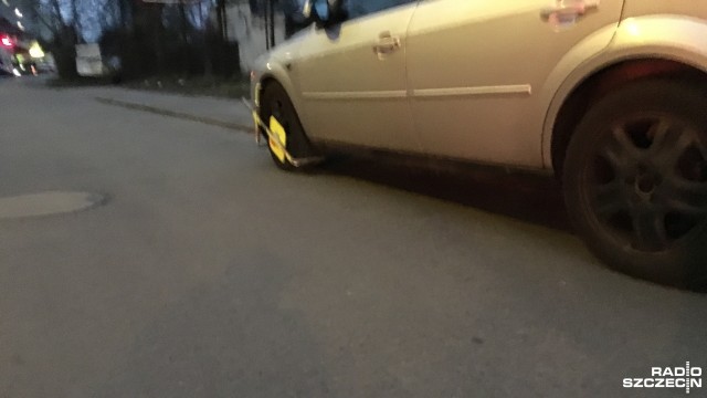 Przestali zajmować się fotoradarem i wzięli się za źle zaparkowane samochody. Efekt Ponad pół tysiąca mandatów dla kierowców, którzy zaparkowali auta niezgodnie z przepisami.