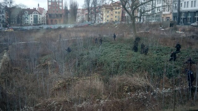 Akcja poszukiwania 22-latka z Ukrainy na Odrze - wznowiona. Od rana szczecińscy ratownicy WOPR, płetwonurkowie, policjanci i pracownicy Urzędu Morskiego przeczesują rzekę.