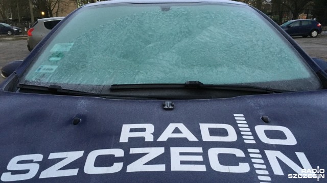 Temperatura nad ranem spadła znów poniżej zera i natychmiast na drogach zrobiło się ślisko.