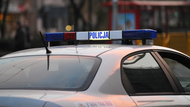 Policjanci szukają sprawców dewastacji cmentarza w Gryficach. Zniszczonych zostało kilka płyt nagrobnych, połamane zostały też krzyże.