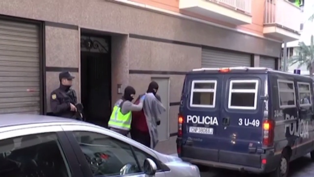 W ręce hiszpańskiej policji wpadło siedem osób podejrzanych o związki z Al-Kaidą i tzw. Państwem Islamskim.