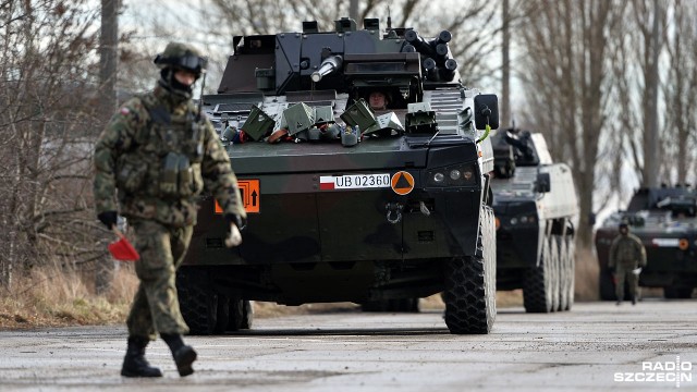 26 transporterów opancerzonych typu Rosomak ruszyło na poligon w Drawsku Pomorskim.