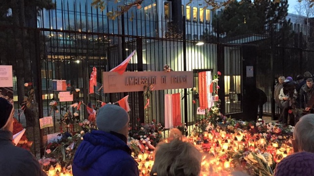 Po zamachach Francuzi zmieniają konstytucję: do ustawy zasadniczej wpisują zasady wprowadzania stanu wyjątkowego w przypadku zagrożenia terroryzmem.