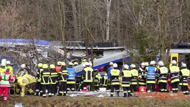 Nieopodal niemieckiej miejscowości Bad Aibling przy granicy niemiecko-austriackiej zderzyły się dwa pociągi. Jest dziewięć ofiar. Według informacji niemieckiej policji, co najmniej sto osób jest rannych. Pięćdziesiąt jest w ciężkim stanie.