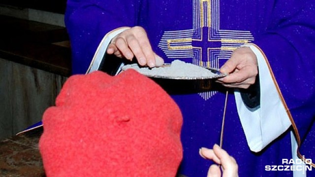 Dziś Środa Popielcowa. Katolicy rozpoczynają Wielki Post, czyli 40-dniowy okres bezpośredniego przygotowania do Świąt Wielkanocnych.
