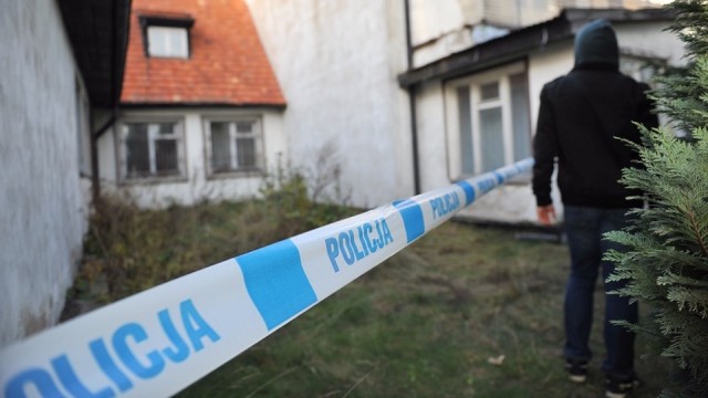 Prokuratura umorzyła śledztwo w sprawie brutalnego napadu na proboszcza z Barwic, jednak szczecineccy policjanci nadal będą szukać sprawców. Do ataku na księdza doszło w listopadzie 2014 roku.