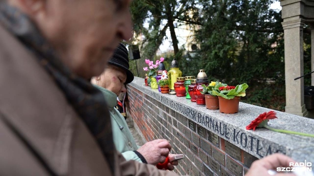 Wywleczeni z domów w mroźną noc, zesłani na cierpienie i śmierć za to, że byli Polakami - w środę kresowiacy mieszkający w Szczecinie spotkali się na Cmentarzu Centralnym w 76. rocznicę pierwszej wywózki w głąb Związku Radzieckiego.