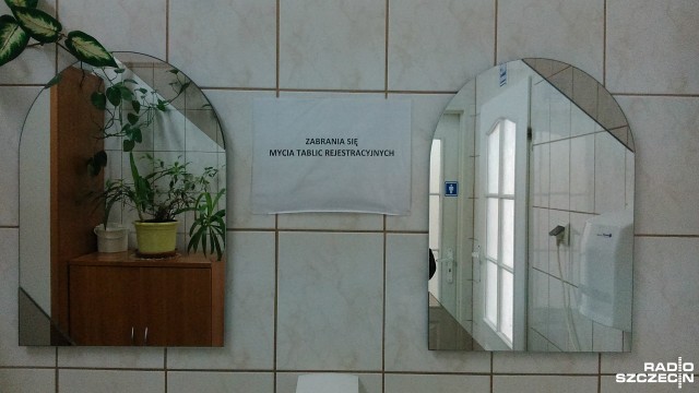 Ręce - tak, ale tablic rejestracyjnych w urzędowej toalecie nie umyjemy. Przynajmniej w Urzędzie Miasta w Szczecinie. I nie od dziś, a od lat. O zakazie informuje kartka wywieszona nad umywalkami.