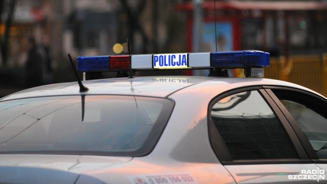 Właściciel samochodu zauważył, że ktoś włamuje się do jego auta. Wybiegł z domu, użył noża.