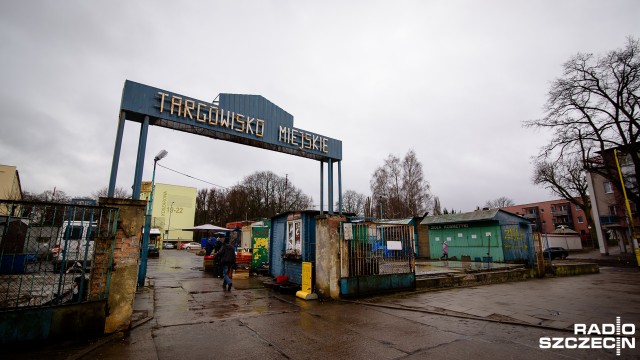 To koniec targowiska przy ul. Dziennikarskiej w szczecińskim Dąbiu. Miasto wypowiedziało umowę dzierżawy, bo rynek od lat jest zniszczony. Handlowcy chcieli ratować swoje biznesy i obiecali remont, ale że obietnic było kilka, to władze Szczecina nie chcą dać kolejnej szansy. 13 pawilonów kupcy będą musieli opuścić do końca września.
