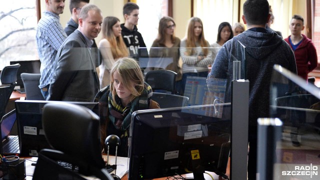 Zamiast do wzywania pomocy, często traktowany jest jako infolinia lub obiekt żartów. Chodzi o numer alarmowy 112. Choć telefon w Centrum Powiadamiania Ratunkowego w Szczecinie dzwoni średnio co kilkanaście sekund, to tylko co piąte połączenie dotyczy pomocy służb ratunkowych.