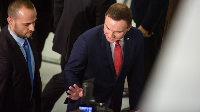 42 procent dobrze ocenia pracę prezydenta - tak wynika z sondażu Ibris dla portalu Onet. To wzrost o siedem procent w porównaniu z grudniem. Zdecydowanie źle Andrzeja Dudę ocenia prawie co trzeci ankietowany, a źle - 20 procent.