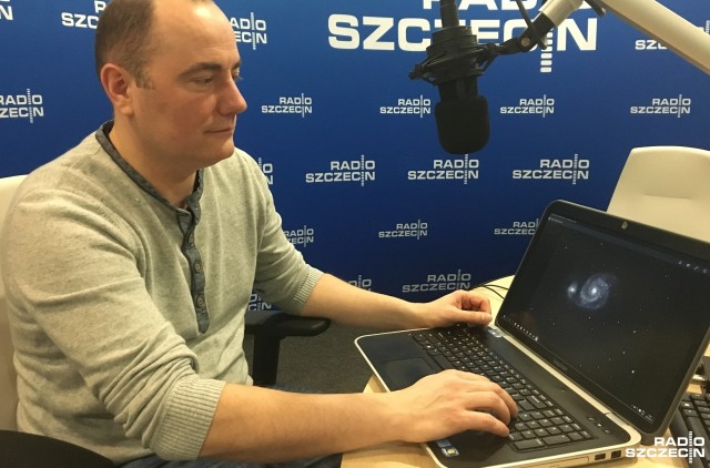Amatorzy astronomii ze Szczecina nie wychodząc z domu obserwują niebo przez zdalnie sterowany teleskop w Hiszpanii. Robią to przy pomocy własnych komputerów. Jest to możliwe, bo miłośnicy komet i astrofotografii uzbierali pieniądze - 100 tysięcy zł - i mogą zdalnie korzystać z urządzenia.