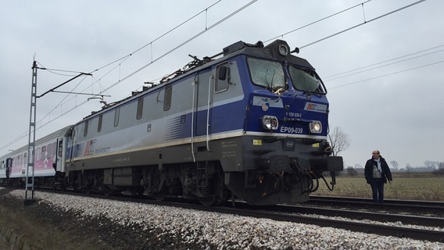 Pół tysiąca osób utknęło w pociągu Intercity Czechowicz z Warszawy Wschodniej do Szczecina Głównego. Skład jest już na trasie, ale na miejsce przyjedzie z ponad 6-godzinnym opóźnieniem.
