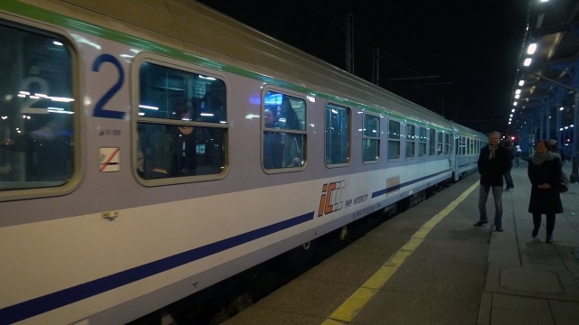 Pół tysiąca osób utknęło w pociągu Intercity Czechowicz z Warszawy Wschodniej do Szczecina Głównego. Jego lokomotywa została uszkodzona w okolicach Kłodawy, kiedy zahaczyła o obniżoną sieć trakcyjną.