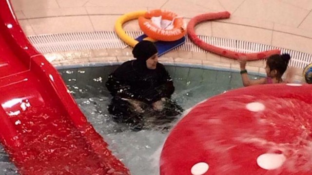 Falę negatywnych komentarzy w sieci wywołało zdjęcie kobiety kąpiącej się koszalińskim Parku Wodnym. Była ubrana w burkini, czyli muzułmański strój kąpielowy zakrywający całe ciało.