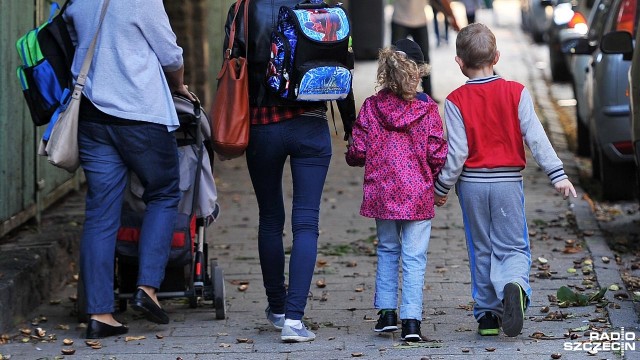 Program adaptacyjny, pakiet nieodpłatnych zajęć dodatkowych oraz czat dla rodziców - to tylko kilka rozwiązań, które maja ułatwić wybór czy posłać dziecko do pierwszej klasy czy do zerówki. Rodzice maja na to czas do końca marca. To w związku ze zniesieniem obowiązku szkolnego dla sześciolatków.