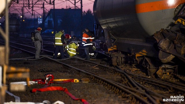 Ruch pociągów na trasie Szczecin Dąbie - Szczecin Główny został wstrzymany. We wtorek strażacy rozpoczęli akcję przepompowywania amoniaku z cystern, które w poniedziałek wykoleiły się w pobliżu stacji Szczecin Dąbie.