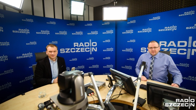 Wstrzymajmy się z ocenami, Lech Wałęsa nie zasługuje na nocny lincz - mówił poseł PO Sławomir Nitras w środowej audycji Rozmowy pod krawatem.