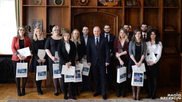 Mają talent, dobre wyniki w nauce a od dziś dzięki tym cechom - również pieniądze. 14 najzdolniejszych szczecińskich studentów i doktorantów otrzymało stypendia od Prezydenta Miasta.