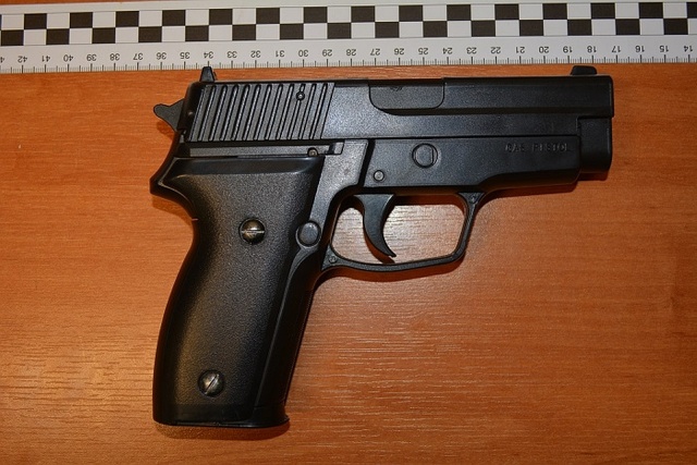 Podszedł do stojącego przed przeprawą promową samochodu, wyciągnął pistolet i groził kierowcy pozbawieniem życia. Policjanci ze Świnoujścia zatrzymali 34-letniego mieszkańca Międzyzdrojów.