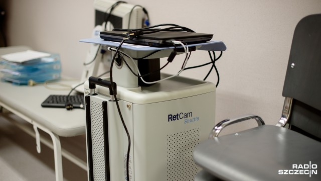 Lekarze ze szpitala w Zdrojach mogą szybciej diagnozować dzieci przedwcześnie urodzone. Szpital zakupił specjalną kamerę, dzięki której wcześniaki mają badany wzrok i są ratowane przed ślepotą.